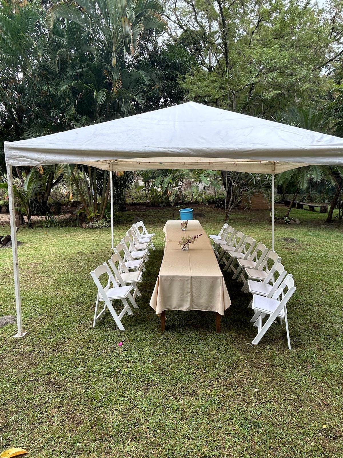 Carpa y mesa en jardín
